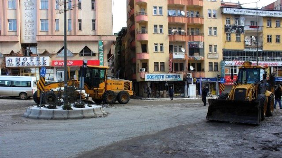 Belediyeden Buz Temizleme Çalışması