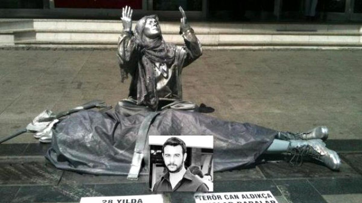Çakıroğlu\'nun Öldürülmesine Soğuk Heykelli Tepki