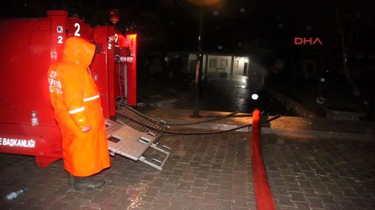 Çeşme\'de Şiddetli Yağmur Sele Neden Oldu