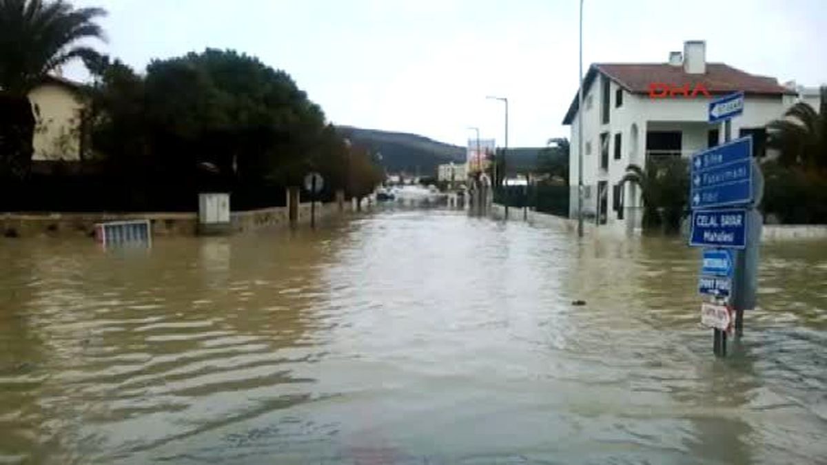 Çeşme\'de Şiddetli Yağmur Sele Neden Oldu