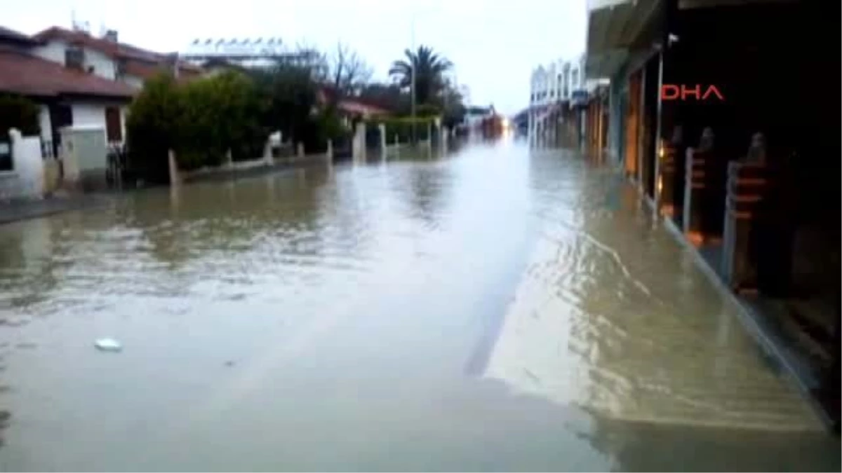 Çeşme\'de Şiddetli Yağmur Sele Neden Oldu Ek 3