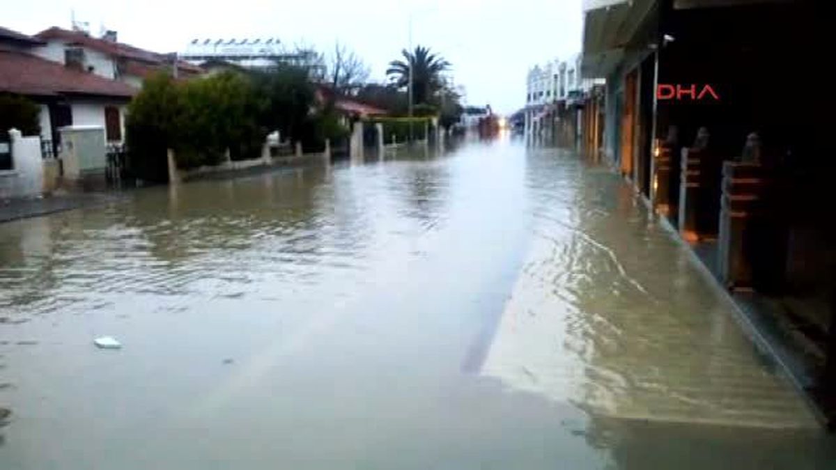 Çeşme\'de Şiddetli Yağmur Sele Neden Oldu Ek