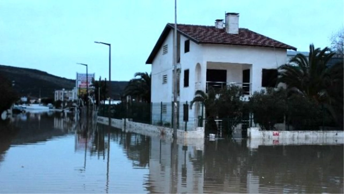 Çeşme\'de Suların Tahliyesi Sabaha Kadar Devam Etti