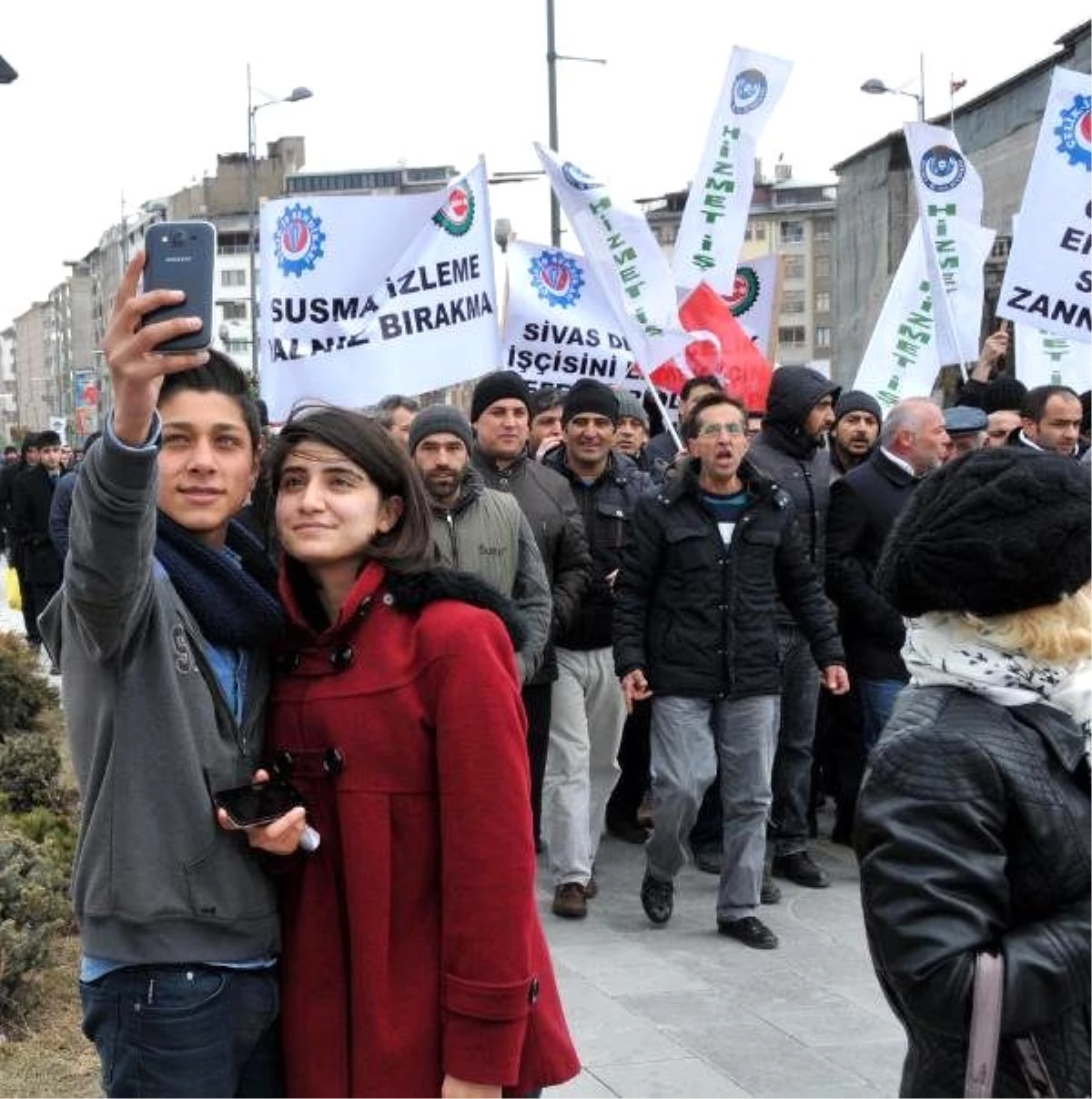 CHP\'li Özdemir\'den Demir Çelik İşçilerinin Ücret Eylemine Destek