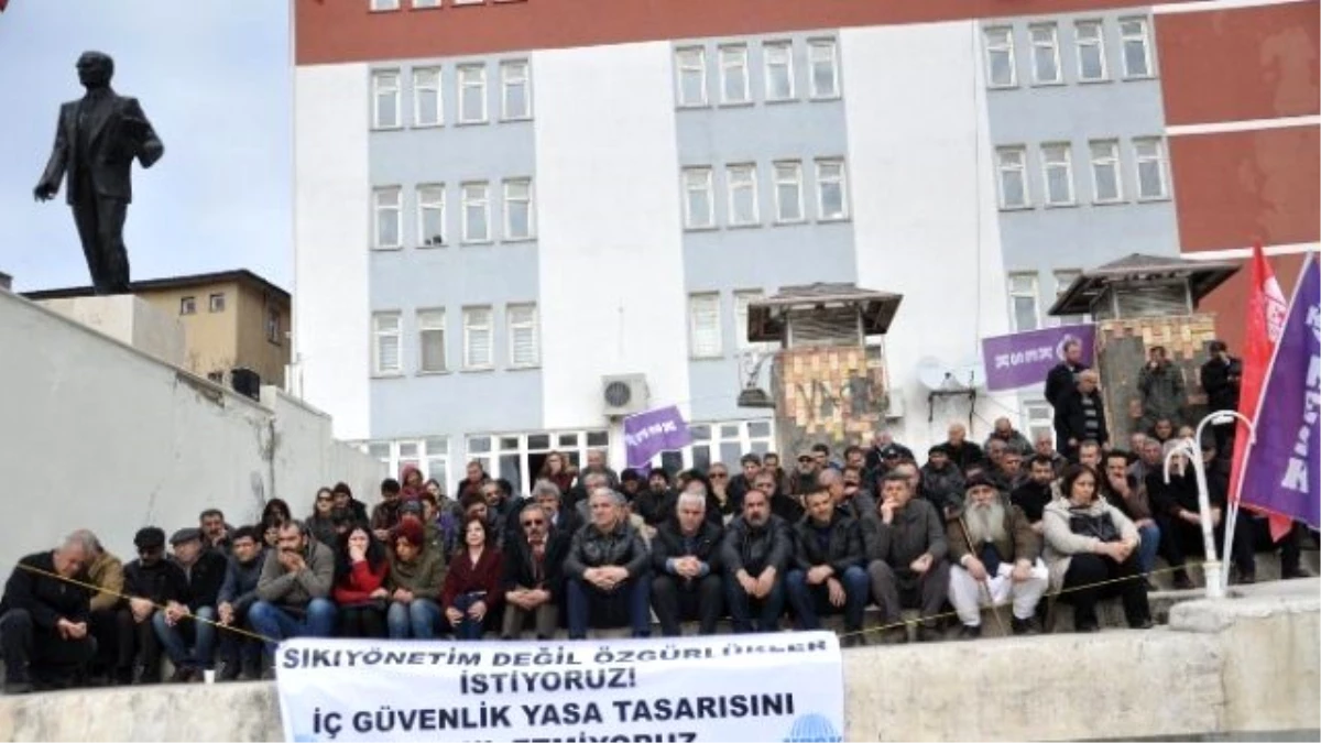 Dersim Kesk\'ten İç Güvenlik Yasasına Karşı Oturma Eylemi