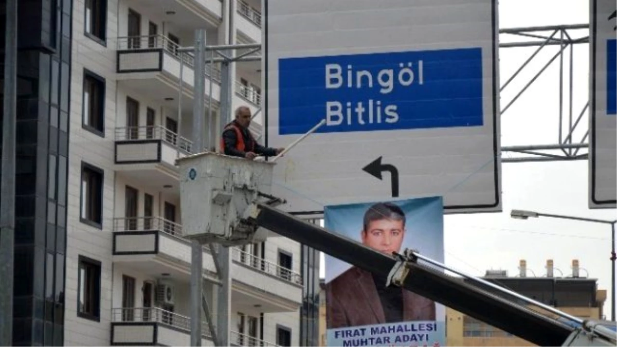 Diyarbakır\'da Pankart ve Afişler Toplandı