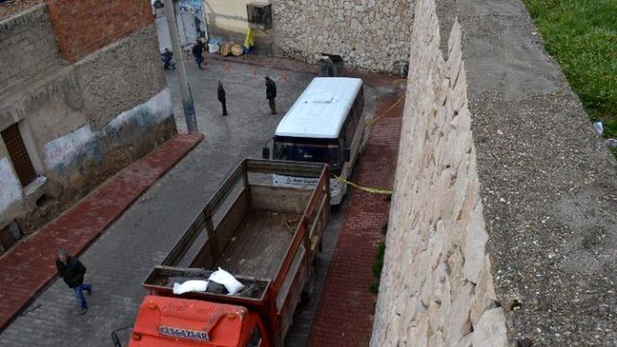 Duvardan Düşen Gençlerden Biri Hayatını Kaybetti