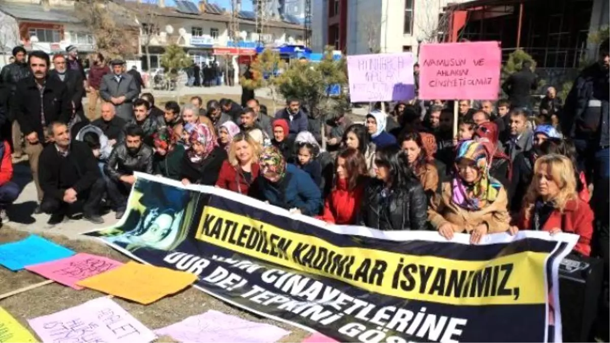 Boğazı Kesilerek Öldürülen Buşra İçin Kadınlar Eylem Yaptı