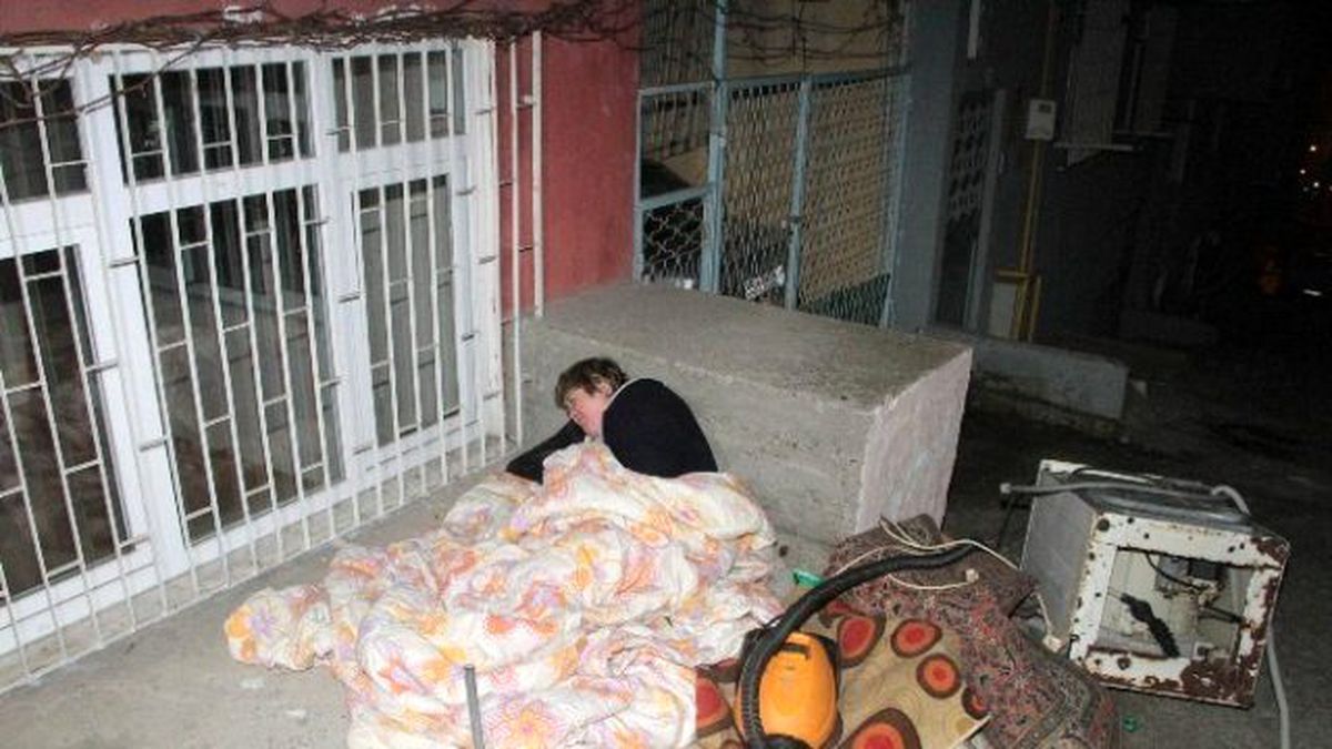 Evden Çıkarılan Kadın Kaldırımda Yatmaya Başladı