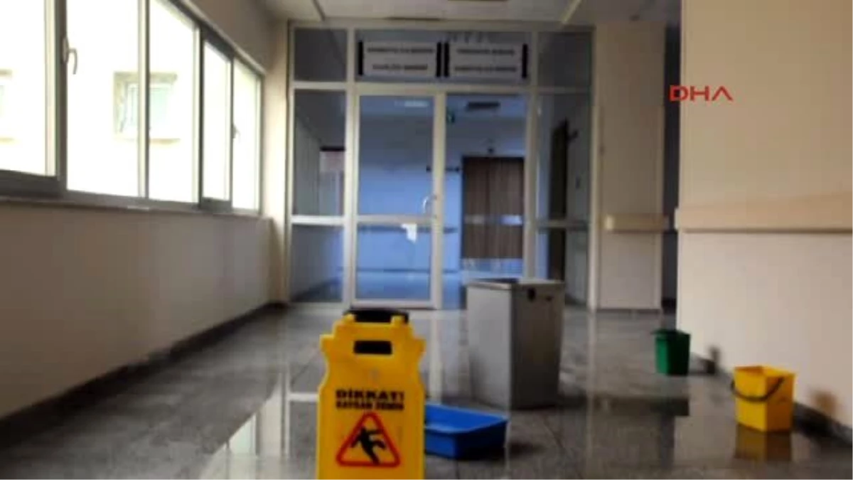 Gaziantep Devlet Hastanesinde, Tavandan Sızan Suya Kovalı Önlem