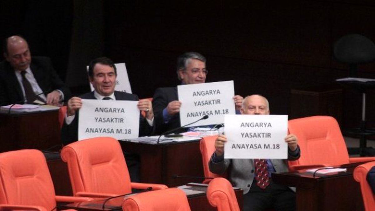 Hdp\'li ve CHP\'li Milletvekillerinden Çalışma Saatlerine Dövizli Protesto