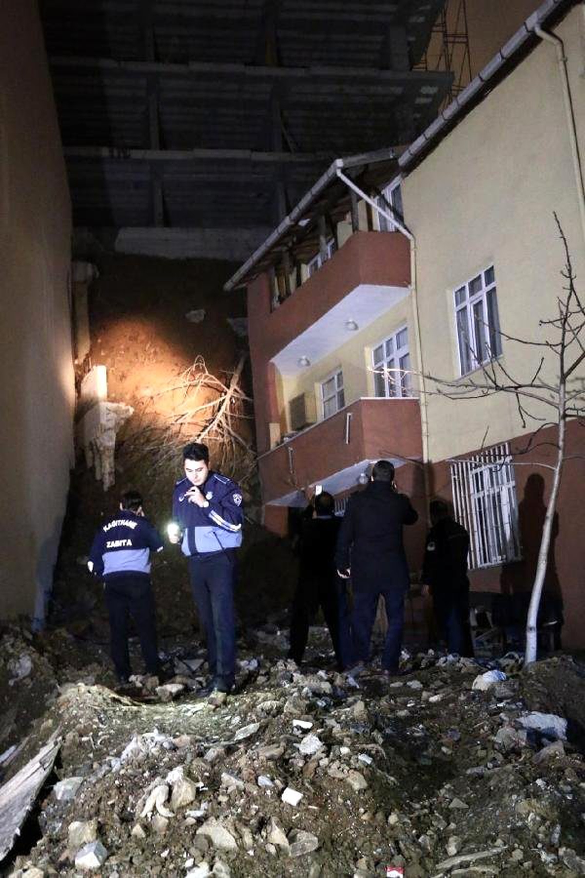 İnşaatın Toprağı İki Binanın Üzerine Kaydı