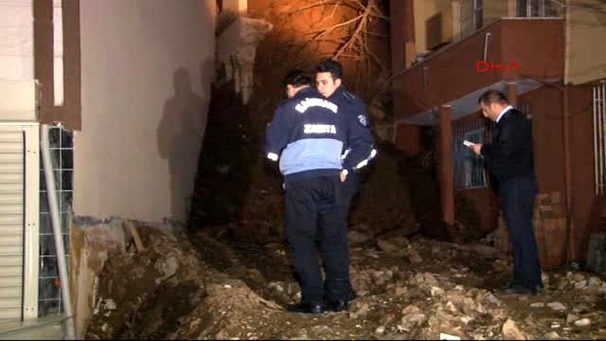 İnşaatın Toprağı İki Binanın Üzerine Kaydı