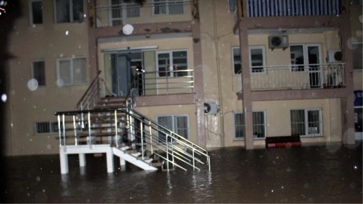 İzmir\'de Sel Baskını