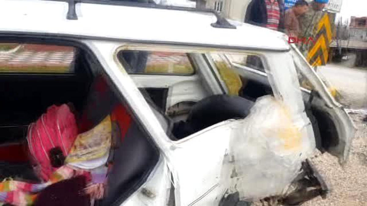 Kırkağaç Otomobille Kamyonet Çarpıştı 6 Yaralı