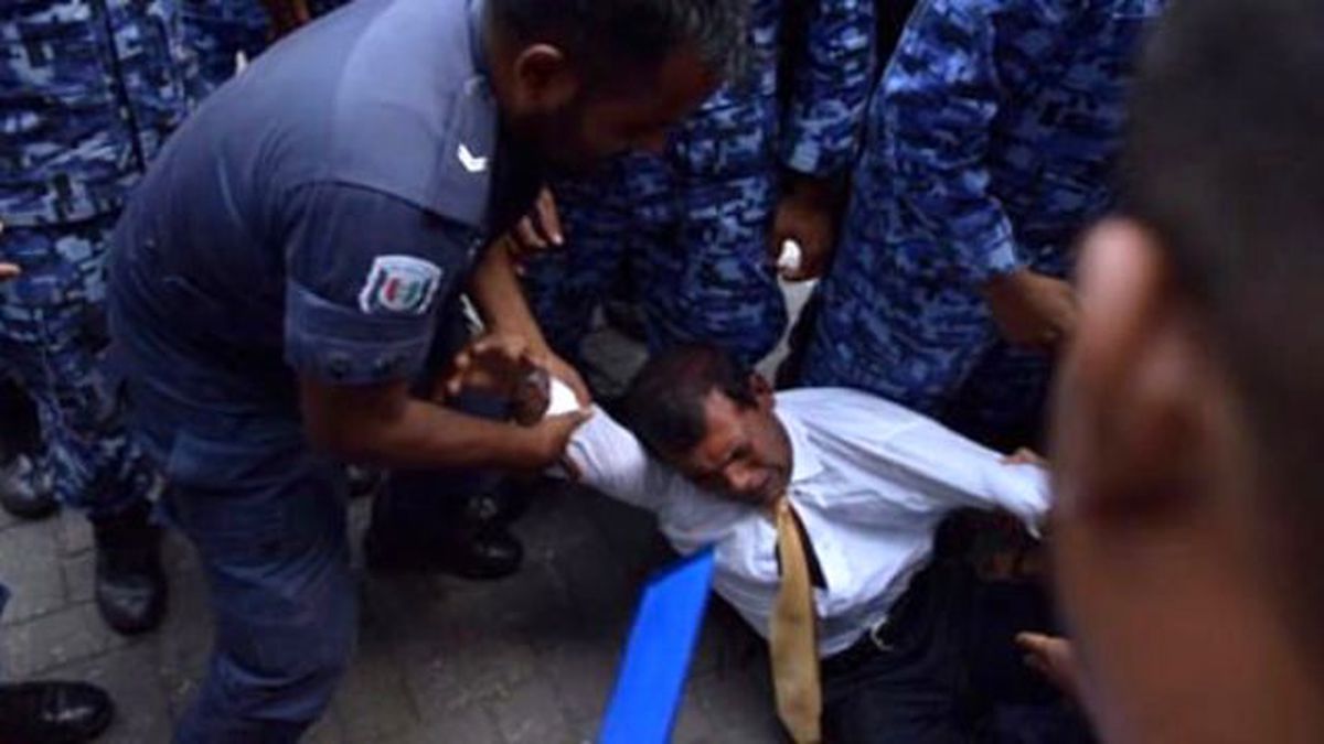 Eski Devlet Başkanı'nı Mahkemeye Sürükleyerek Getirdiler