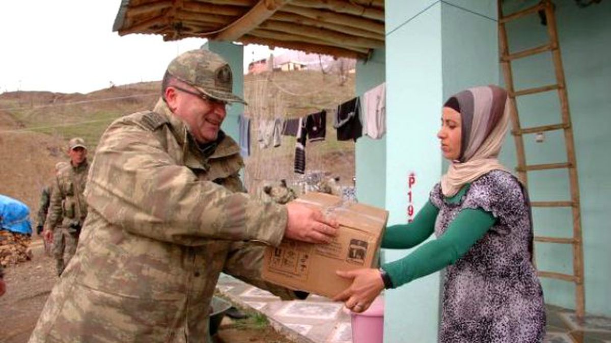 Mehmetçik, Şemdinli\'deki Şehit Ailelerini Unutmadı