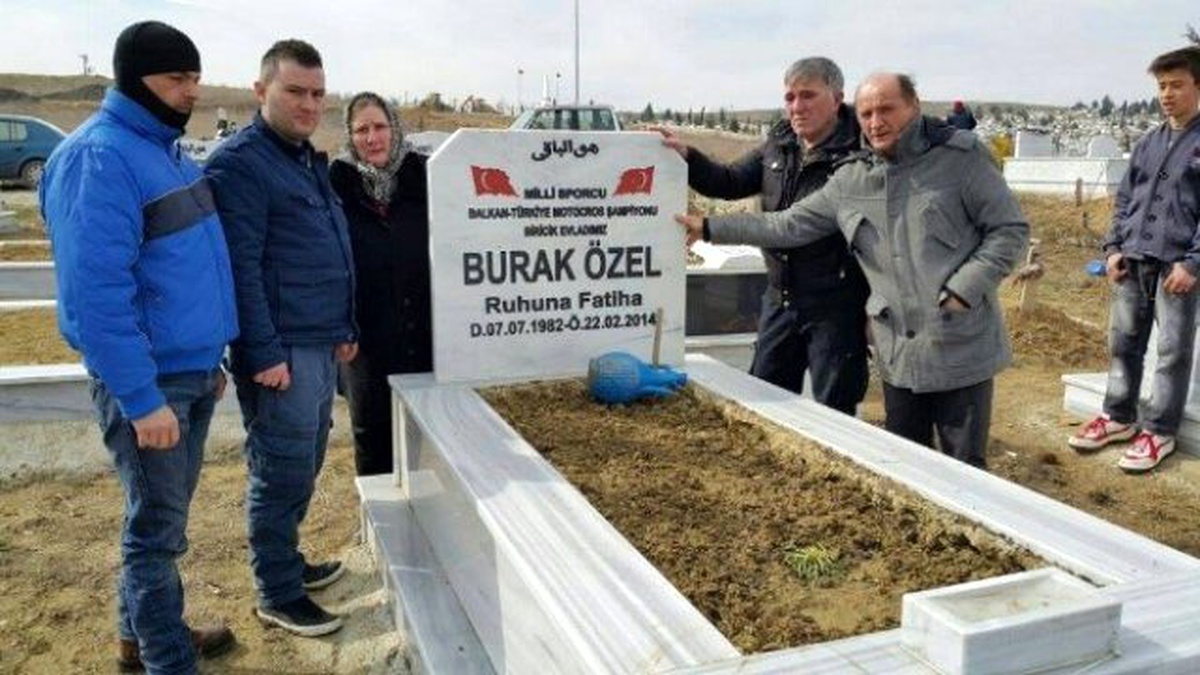 Milli Sporcu, Türkiye Motokros Şampiyonu Burak Özel Mezarı Başında Anıldı