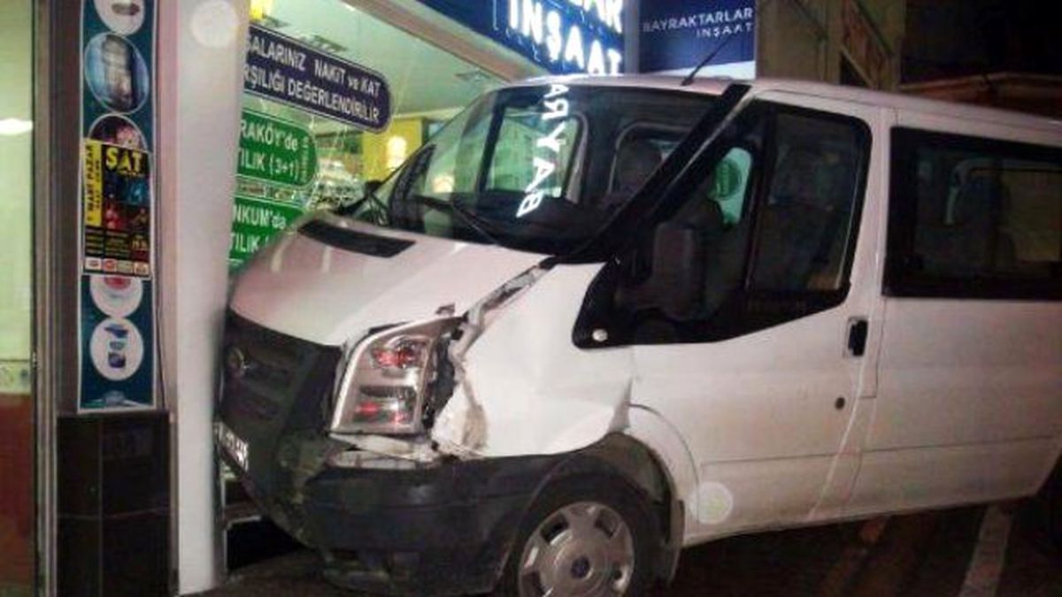Bartın\'da Minibüs Kaldırıma Çıkıp Binaya Çarptı