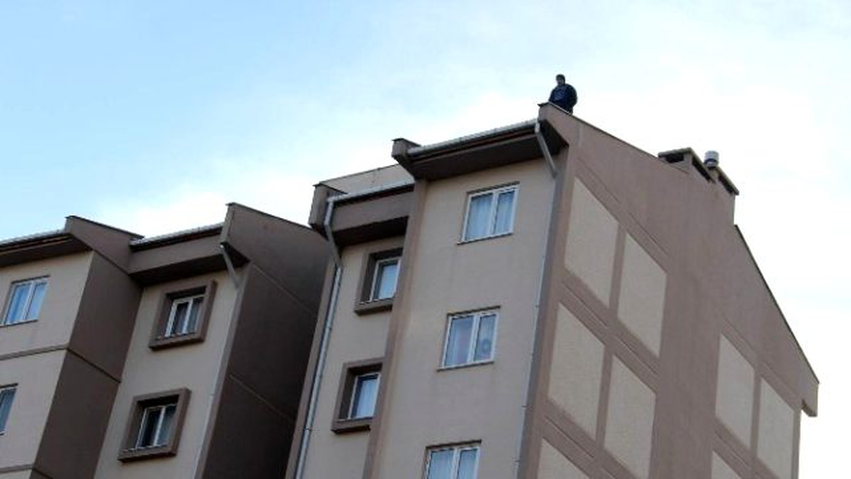 Oğlu İçin Çatıya Çıktı, Polisleri 3 Saat Uğraştırıp Bütün Kiremitleri Attı