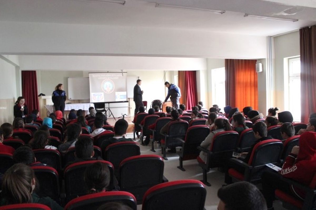 Öğrencilere \'Sosyal Medya\' Semineri