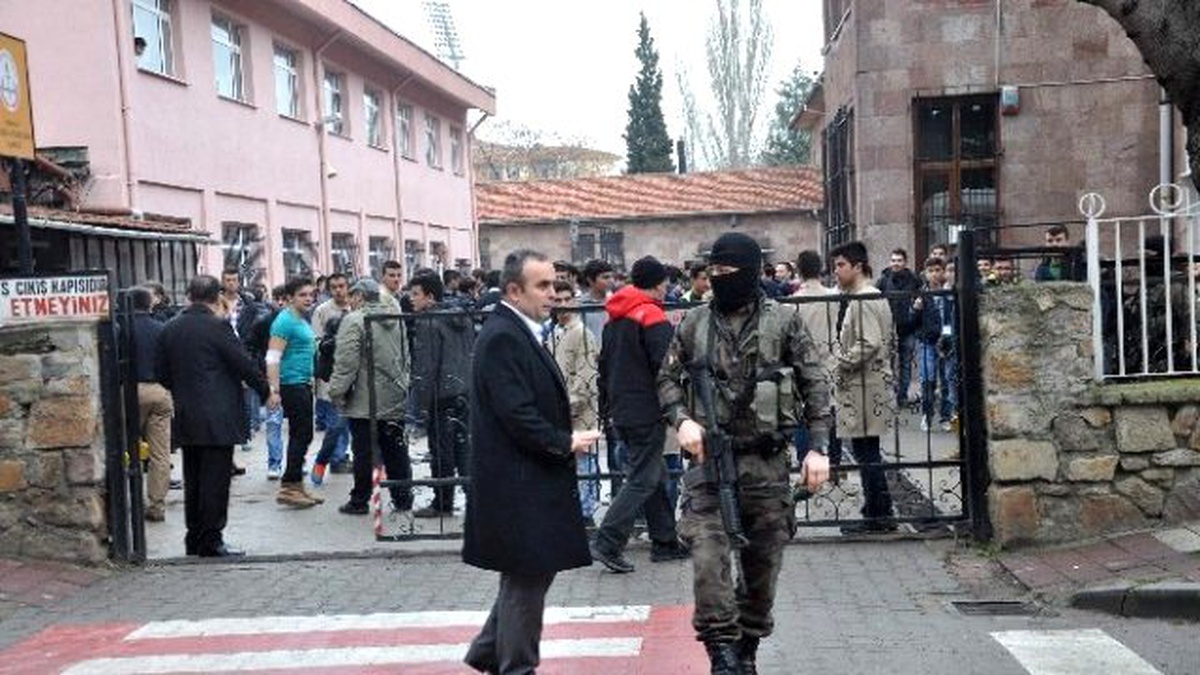 Okula Girerken Üzerindeki Kalp Pilinin Bomba Olduğunu Söyleyen Genç Polisi Alarma Geçirdi