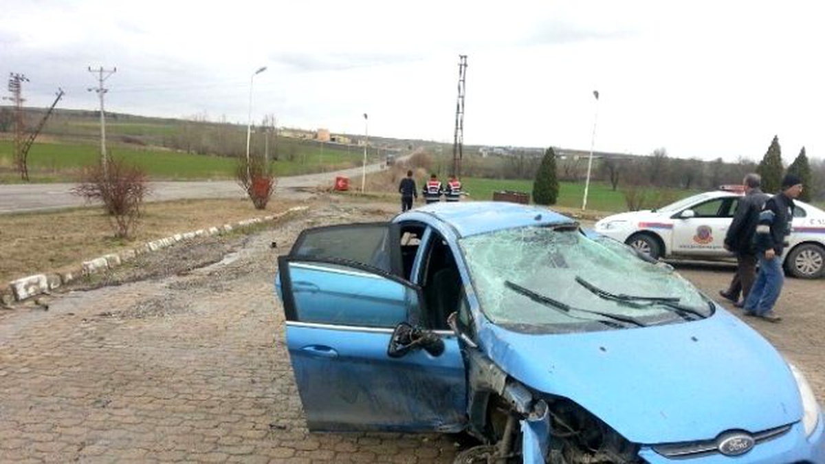 Otomobil Benzin İstasyonuna Girdi: 4 Yaralı