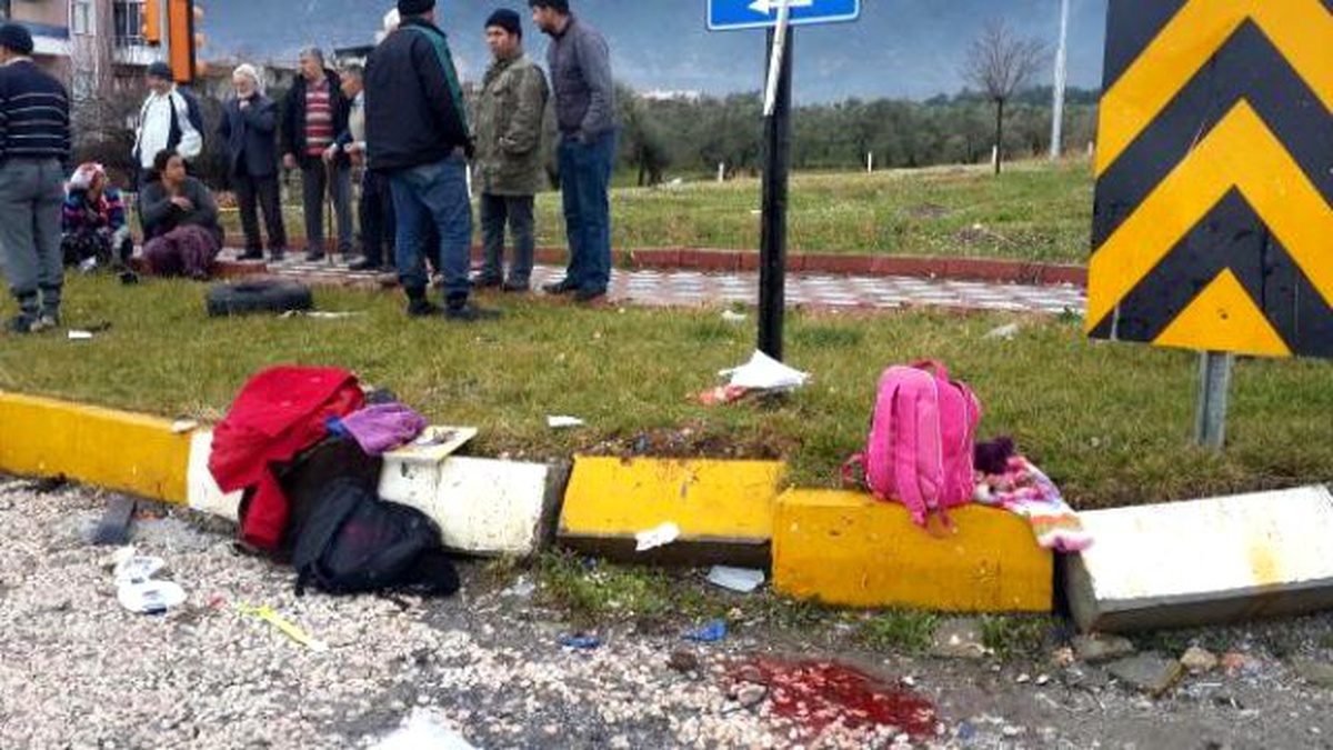 Otomobille Kamyonet Çarpıştı: 6 Yaralı