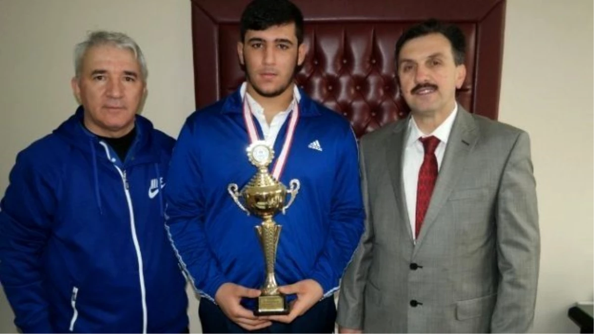 Şehzade Mehmet\'in Genç Güreşçileri Şampiyon