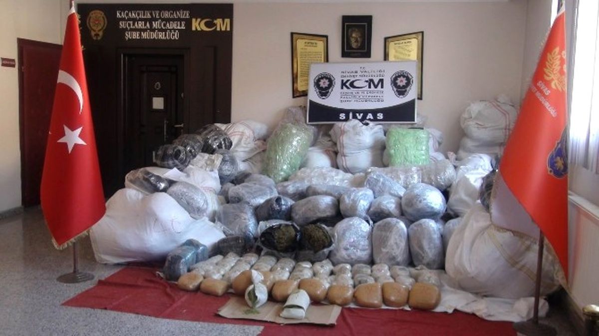 Sivas\'ta 1 Ton 221 Kilo Esrar Ele Geçirildi