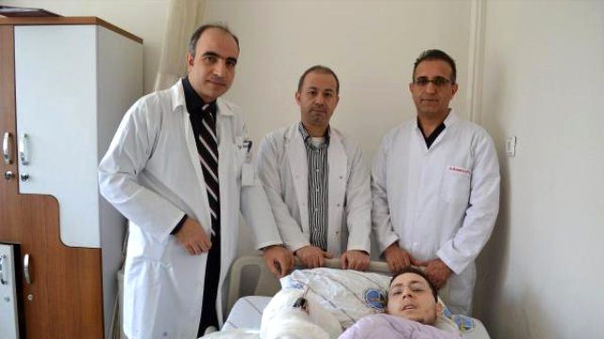 Suriyeli Gencin Kopmak Üzere Olan Kolu 6 Saatlik Operasyonla Kurtarıldı