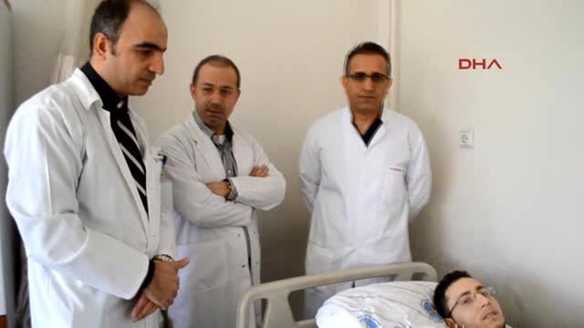 Suriyeli Gencin Kopmak Üzere Olan Kolu 6 Saatlik Operasyonla Kurtarıldı