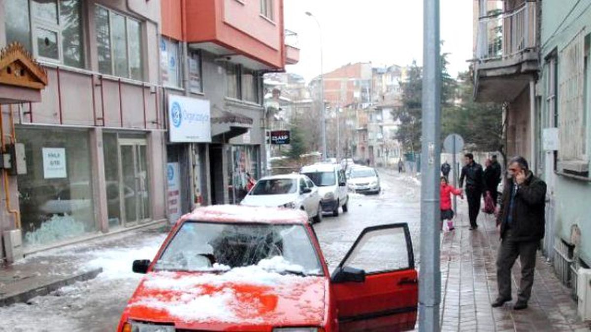 Üzerine Kar Kütlesi Düşen Otomobil Hasar Gördü