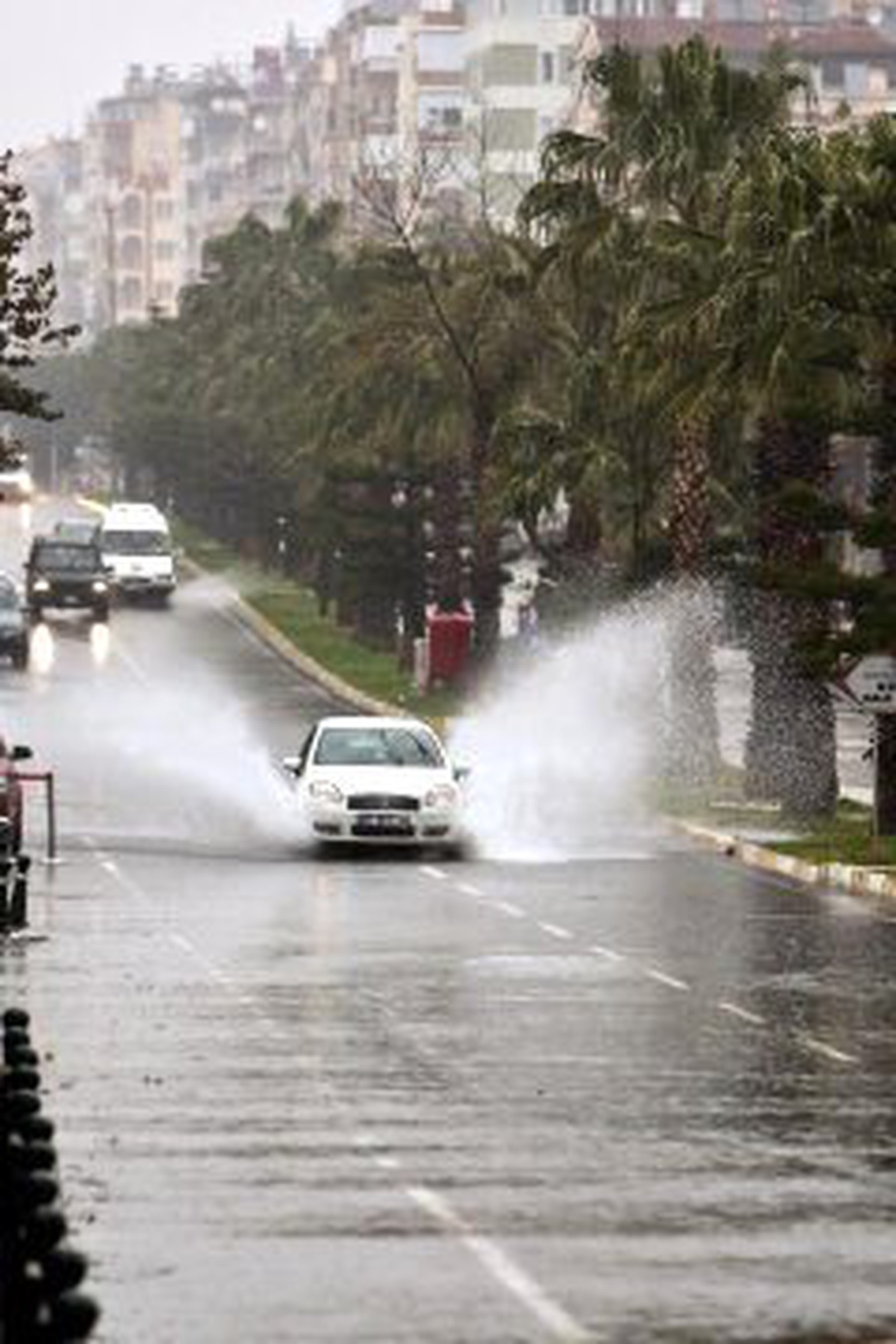 Yağmur Antalya\'da Hayatı Olumsuz Etkiliyor