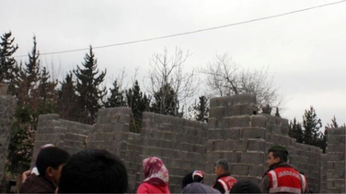 Adana\'da İnşaat Duvarının Altında Kalan Çocuk Öldü