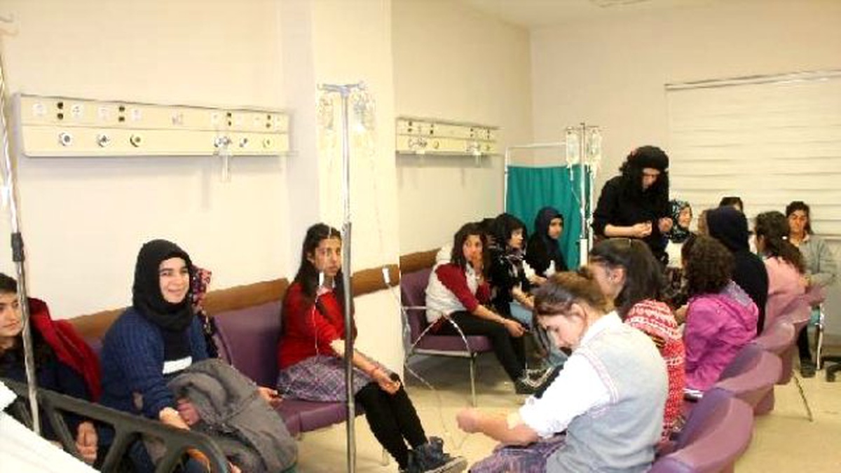25 Kız Öğrenci Gıda Zehirlenmesi Şüphesiyle Hastaneye Kaldırıldı