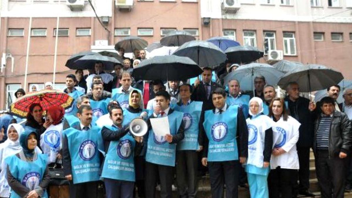 Adıyaman\'da Sağlık-Sen Üyelerinden Yağmurda Eylem
