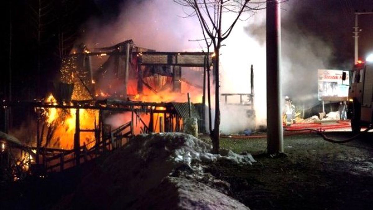 Kocaeli\'nde Ahşap Restoran Alev Alev Yandı