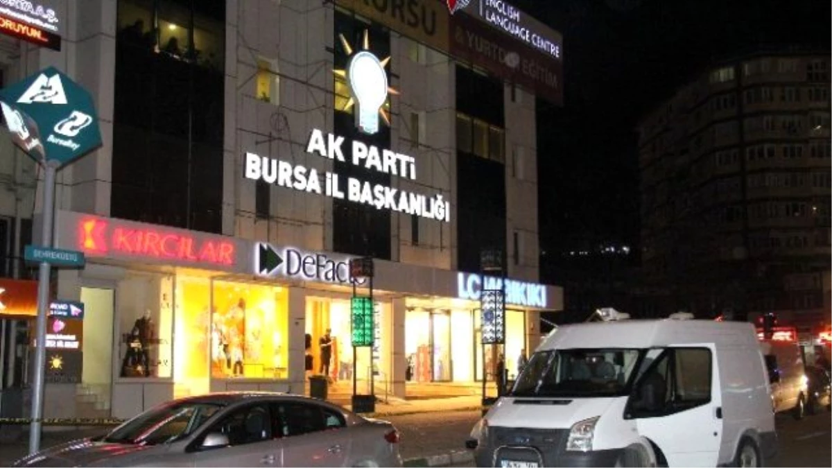 AK Parti Önünde Şüpheli Çanta Paniği