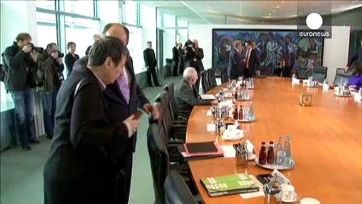 Angela Merkel Yunanistan\'ın Reform Paketini Olumlu Buldu