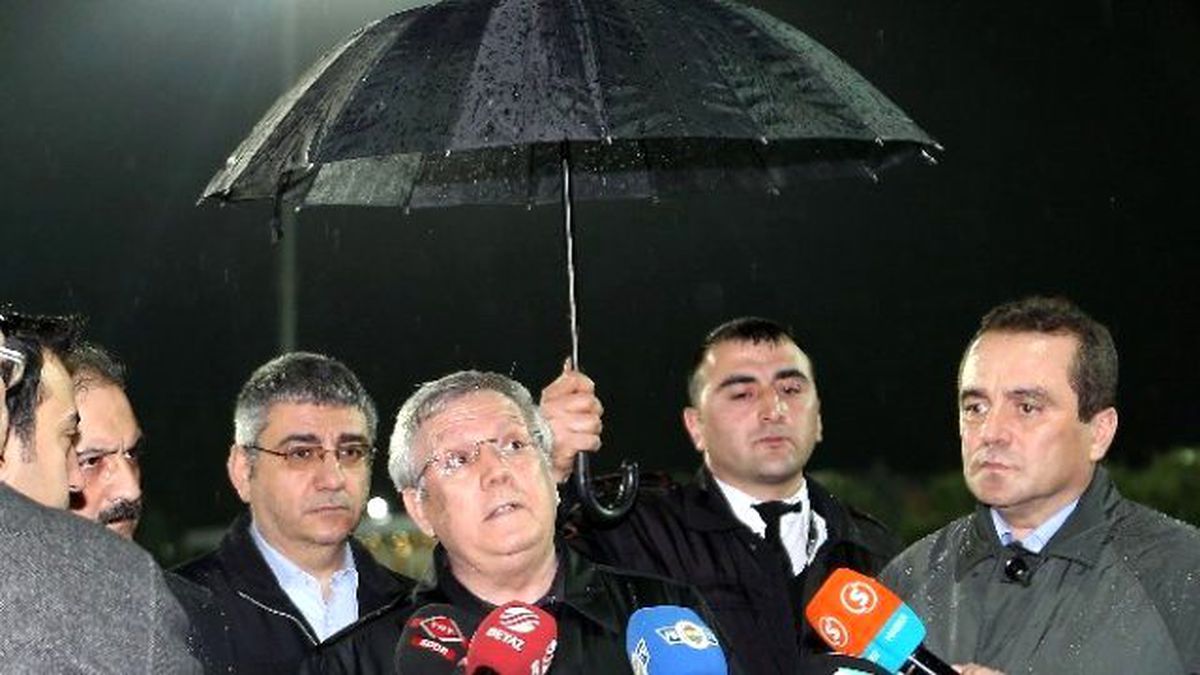 Aziz Yıldırım, Hakem Özgür Yankaya\'yı Topa Tuttu