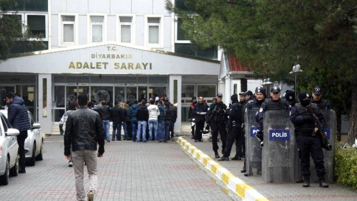 Babalarının Suç Ortakları Serbest Kalınca Adliye Önünde Dövdüler