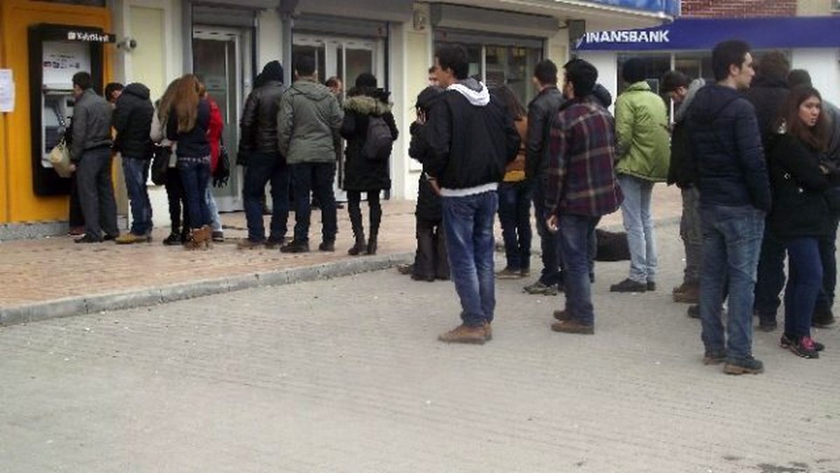 Bankamatik Önlerinde Açıköğretim Harcı Yatırma Kuyruğu Oluştu