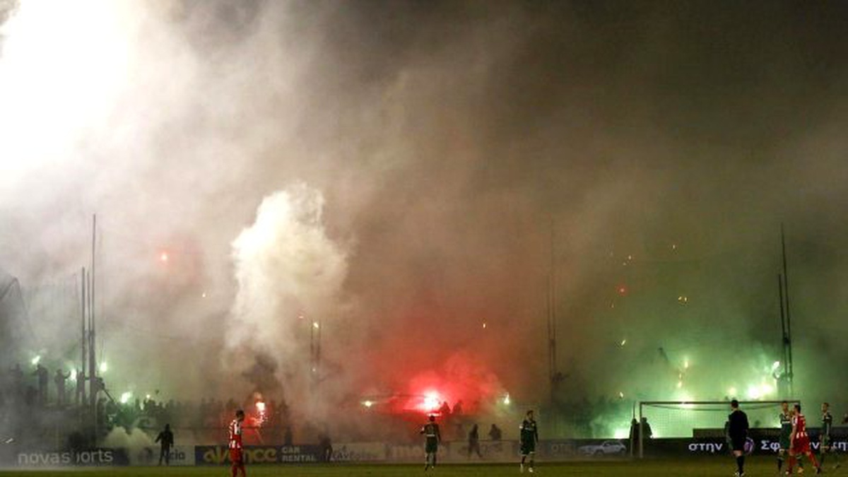 Başbakan Çipras Yunan Futboluna da El Attı