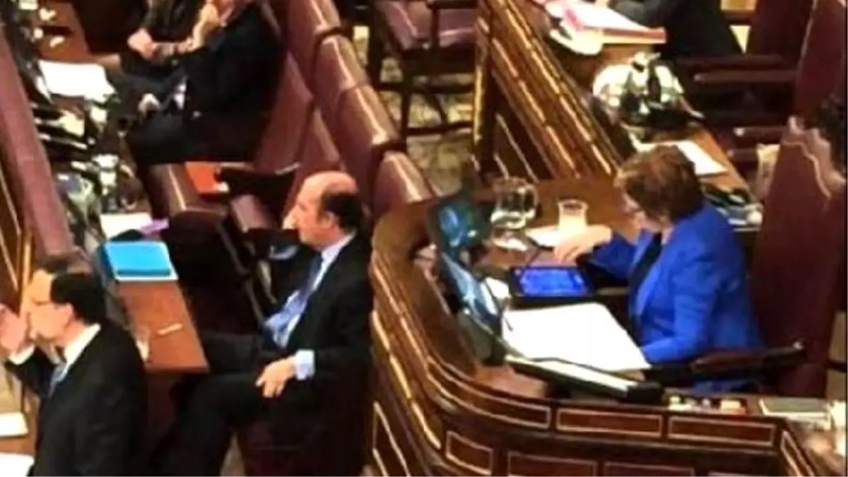 Başbakan Konuştu, Meclis Başkanı \'Candy Crush\' Oynadı