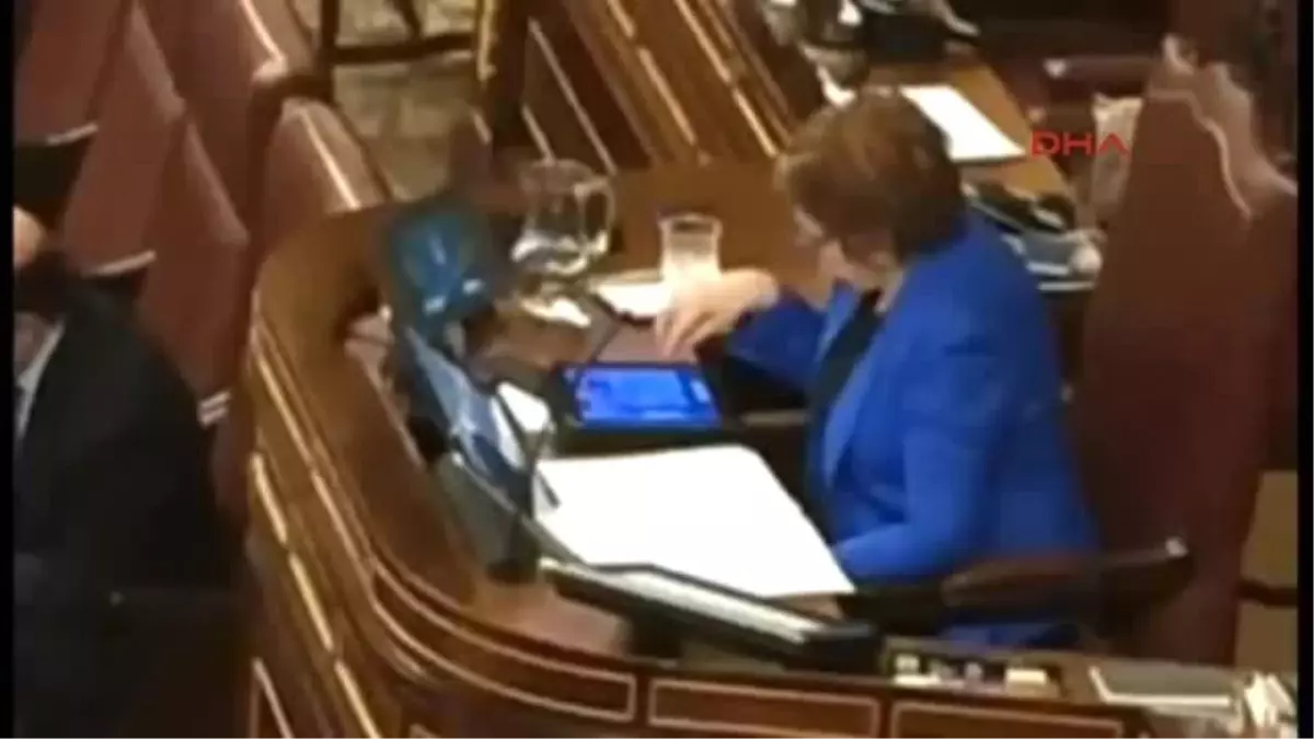 Başbakan Konuştu, Meclis Başkanı \'Candy Crush\' Oynadı