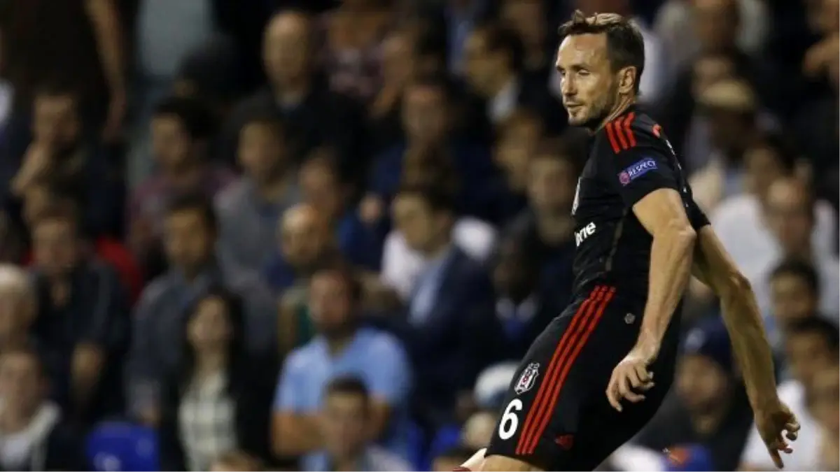 Beşiktaş\'ta Tomas Sivok Yeniden Sakatlandı