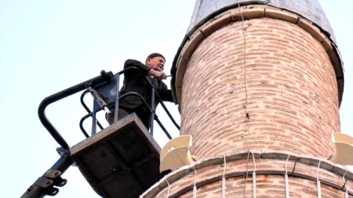 Cami Minaresini Vinç Üzerinde Tamir Etti