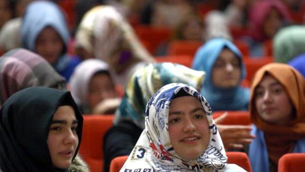 Cumhurbaşkanı Erdoğan : Varsın Onlar, 'İnadına Dekolte, İnadına Mini Etek' Diye Feveran Etsinler