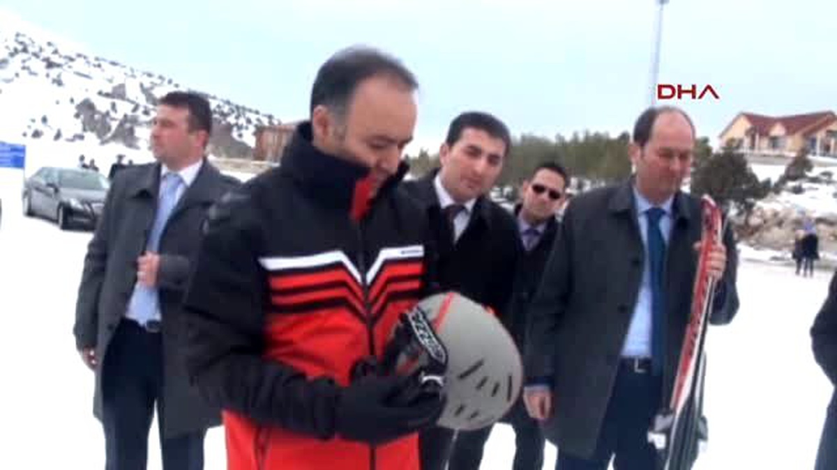 Erzincan Valisi Korumalarının Yardımıyla Kayak Yaptı